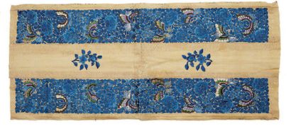 CHINE - Fin XIXe siècle Deux bandes de manches brodées aux fils bleus de papillons...