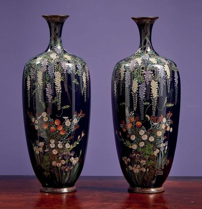 JAPON - Epoque MEIJI (1868 - 1912) Paire de vases bouteilles à six côtes en shibuichi...