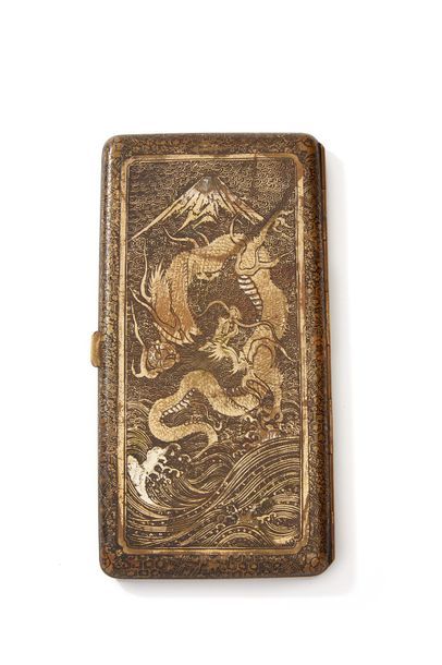 JAPON - Epoque MEIJI (1868 - 1912) Etui à cigarettes en cuivre doré à décor sur une...