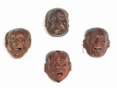 JAPON - XXe siècle Quatre petits masques en bois laqué, les moustaches en crin et...