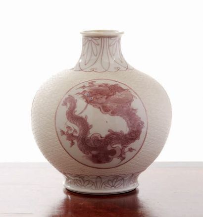 JAPON - Début XXe siècle Petit vase en porcelaine à décor émaillé en rouge de cuivre...