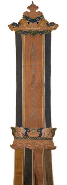TIBET Bannière en soie brodée pour cérémo­nie bouddhiste
H. 255 cm.