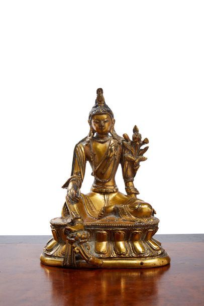 TRAVAIL SINO-TIBETAIN - XVIIIe siècle Statuette de bouddha assis en bronze doré assis...