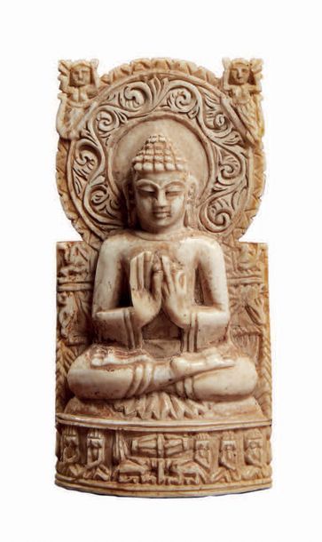 TIBET - XIXE SIÈCLE Plaque en os sculptée du Bouddha, assis en padmasana sur un socle...