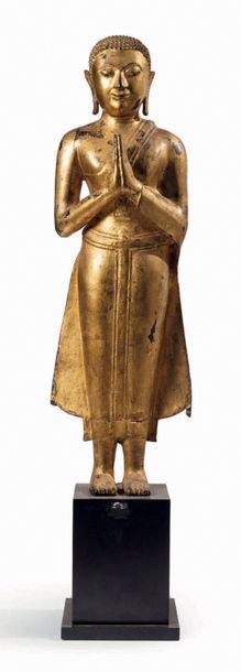 THAILANDE - XVIIIè siècle Statuette de bouddha en bronze laqué or, les mains en namaskara...
