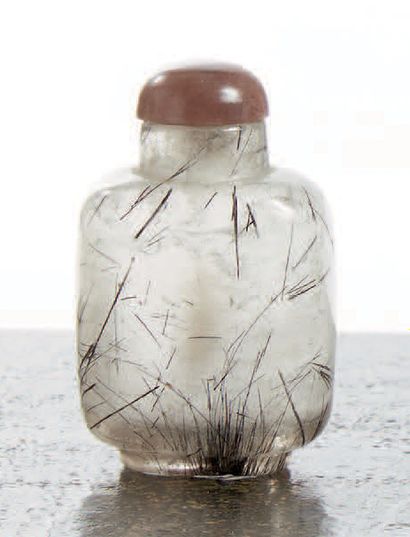 CHINE - XIXe siècle Flacon tabatière de forme carrée en cristal de roche rutile.
H....