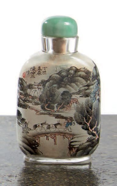 CHINE - XXe siècle Flacon rectangulaire en verre peint à l'intérieur de personnages...