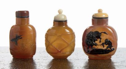 CHINE - Début XXe siècle Trois flacons tabatière en agate brune, l'un à décor dans...