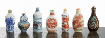 CHINE - XIX/XXe siècle Ensemble de 7 flacons tabatière dont 6 en porcelaine, deux...