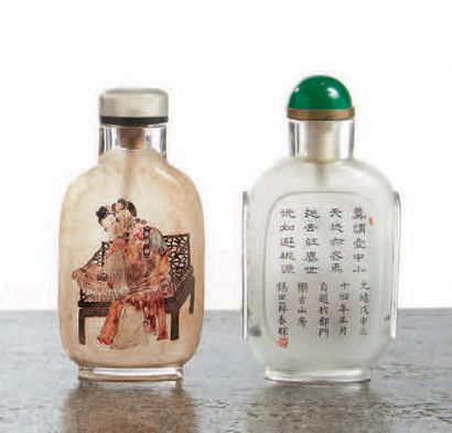 CHINE - XXe siècle Deux flacons en verre peint à l'intérieur, l'un à décor de deux...