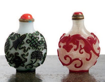 CHINE - XIXe et XXe siècle Deux flacons tabatières en verre translucide à bulle décoré...