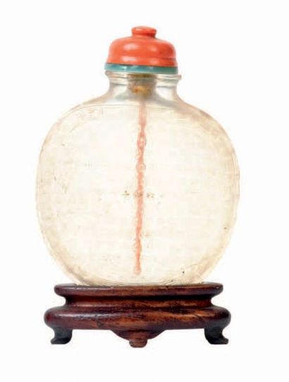 CHINE - XIXe siècle Flacon tabatière de forme balustre et aplatie en cristal de roche...