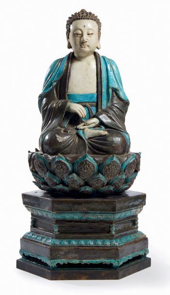 CHINE - Epoque MING (1368 - 1644) Statue de bouddha en grès émaillé crème, bleu turquoise...