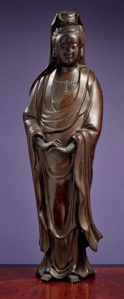 CHINE - XVIIIe/XIXe siècle * Grande statue de Guanyin debout en bronze à patine brune...