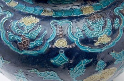 CHINE - Fin époque MING (1368 - 1644) Potiche en porcelaine dite fahua, à décor émaillé...