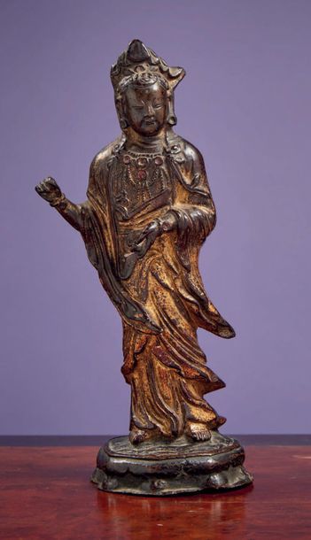 CHINE - Epoque MING (1368 - 1644) Statuette de Guanyin en bronze laqué or, debout...