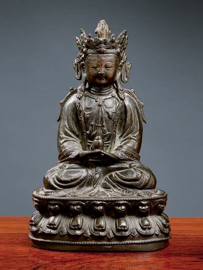 CHINE - Epoque MING (1368 - 1644) Statuette d'Amitayus en bronze à patine brune,...