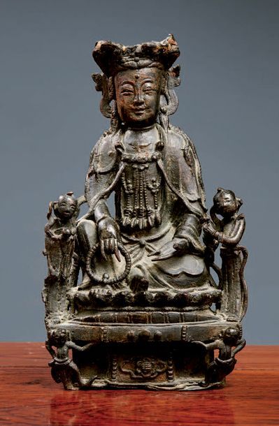 CHINE - Epoque MING (1368 - 1644) Statuette de Guanyin en bronze à patine brune accompagnée...