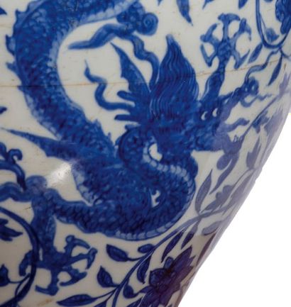 CHINE - Epoque JIAJING (1522 - 1566) Vase de forme balustre en porcelaine décorée...