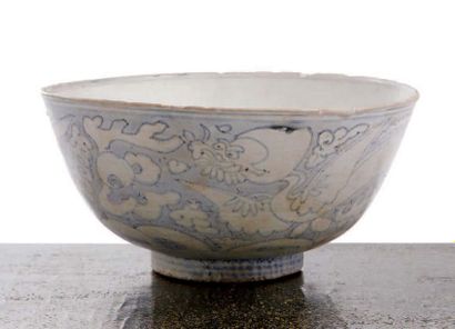 CHINE - EPOQUE WANLI (1573 - 1620) Bol en porcelaine décorée en bleu sous couverte...