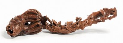 CHINE - Epoque QING (1644 - 1911) * Sceptre ruyi en bambou sculpté en forme de branche...