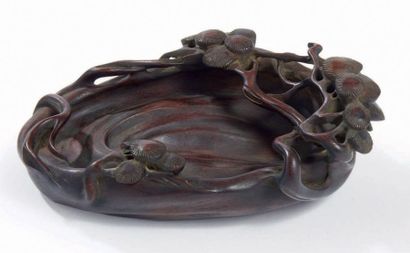 CHINE - Epoque QING (1644 - 1911) * Lave-pinceaux de forme ovale en bois sculpté...