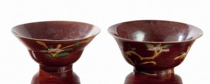 CHINE - EPOQUE KANGXI (1662 - 1722) Deux bols à bord évasé en porcelaine émaillée...