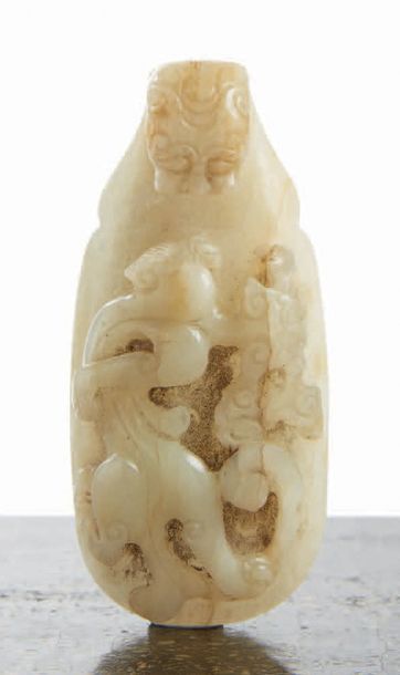 CHINE - XVIIIe siècle Fibule en néphrite céladon, le crochet en forme de tête de...