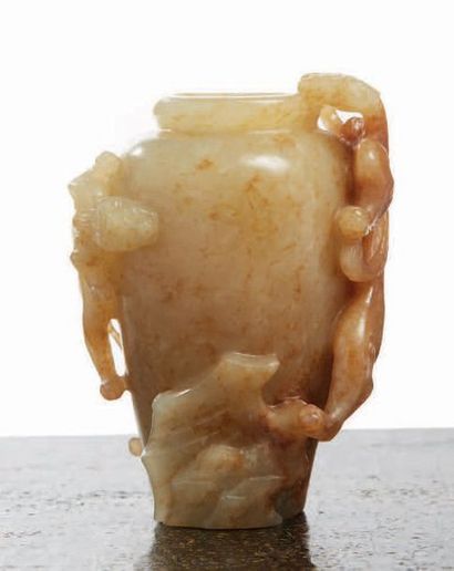 CHINE - XVIIIe/XIXe siècle * Petit vase en néphrite céladon et brune, à décor de...