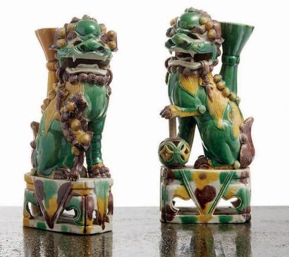 CHINE - EPOQUE KANGXI (1662 - 1722) Couple de chimères assises formant porte-baguettes...