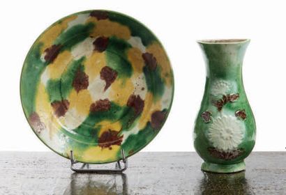 CHINE - EPOQUE KANGXI (1662 - 1722) Ensemble comprenant un petit vase applique en...
