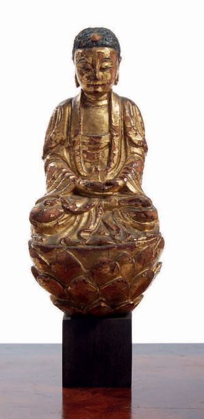 CHINE - XVIIIe siècle Statuette de bouddha en bois laqué or, assis en padamsana sur...