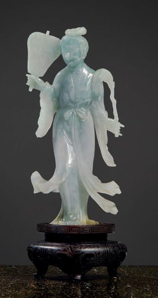 CHINE - MILIEU XXE SIÈCLE Statuette de jeune femme debout en jadéite céladon et pomme,...