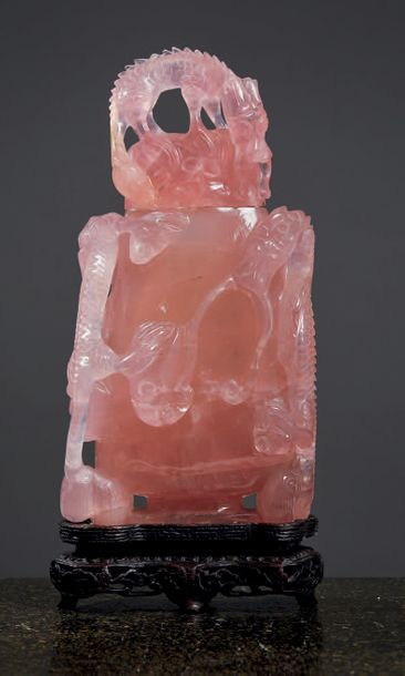 CHINE - MILIEU XXE SIÈCLE Vase couvert en quartz rose sculpté de deux dragons pourchassant...