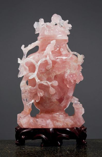 CHINE - MILIEU XXE SIÈCLE Vase couvert en quartz rose sculpté de loirs parmi les...