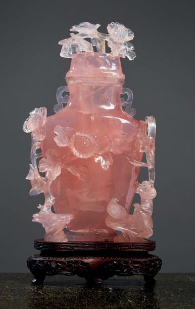 CHINE - MILIEU XXE SIÈCLE Vase couvert en quartz rose sculpté et détaché d'un couple...