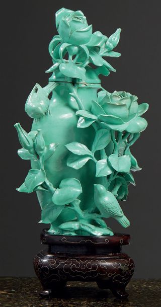 CHINE - MILIEU XXE SIÈCLE Vase couvert en turquoise sculpté de deux oiseaux posés...