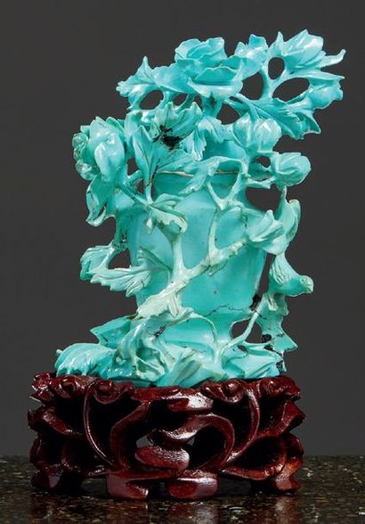 CHINE - Début XXe siècle Petit vase couvert en turquoise sculpté et détaché de pivoines...