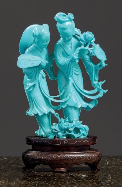 CHINE - MILIEU XXE SIÈCLE Groupe en turquoise sculpté de deux jeunes femmes debout,...