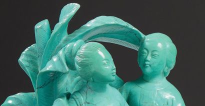 CHINE - MILIEU XXE SIÈCLE Groupe en turquoise sculpté de deux jeunes femmes près...