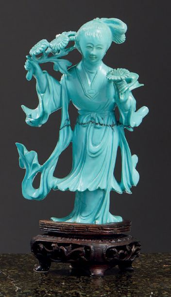 CHINE - MILIEU XXE SIÈCLE Statuette de jeune femme debout en turquoise ten­ant des...