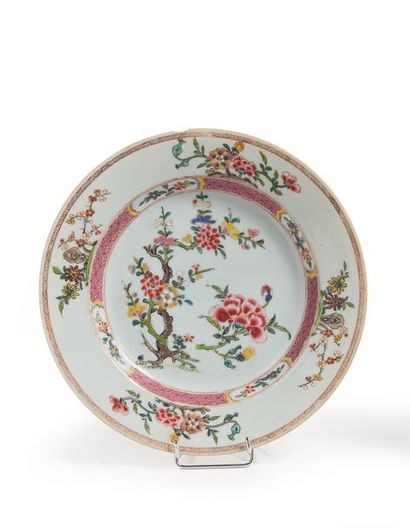 CHINE, Compagnie des Indes Assiette en porcelaine décorée en émaux poly­chromes de...