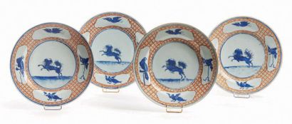CHINE, Compagnie des Indes Quatre assiettes en porcelaine décorée en émaux bleus...