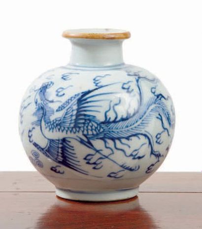 CHINE - XVIIIe siècle Pot de forme balustre en porcelaine décorée en bleu sous couverte...