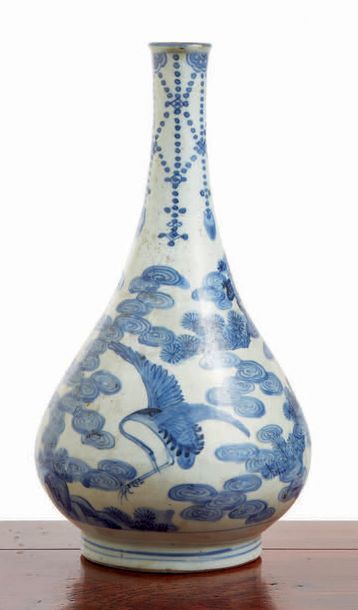 CHINE - XVIIe siècle Vase de forme bouteille en porcelaine décorée en por­celaine...