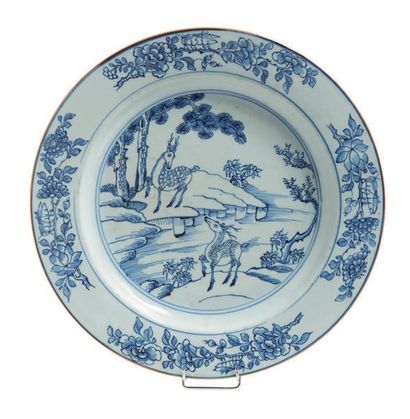 CHINE, Compagnie des Indes Plat en porcelaine décorée en bleu sous couverte d'un...