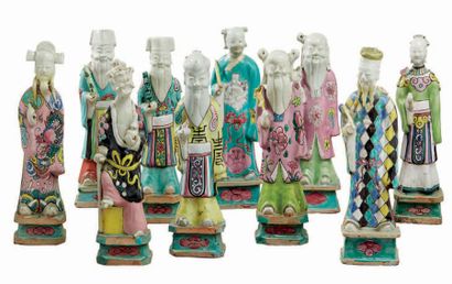 CHINE - Epoque JIAQING (1796 - 1820) Dix statuettes d'immortels en porcelaine émaillée...