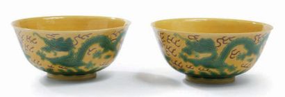 CHINE - Époque GUANGXU (1875 - 1908) * Paire de bols en porcelaine, à décor incisé...