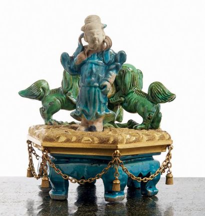 CHINE - XVIIIe siècle Groupe composé d'un immortel en porcelaine émaillée bleu turquoise,...