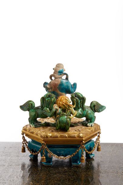 CHINE - XVIIIe siècle Groupe composé d'un immortel en porcelaine émaillée bleu turquoise,...